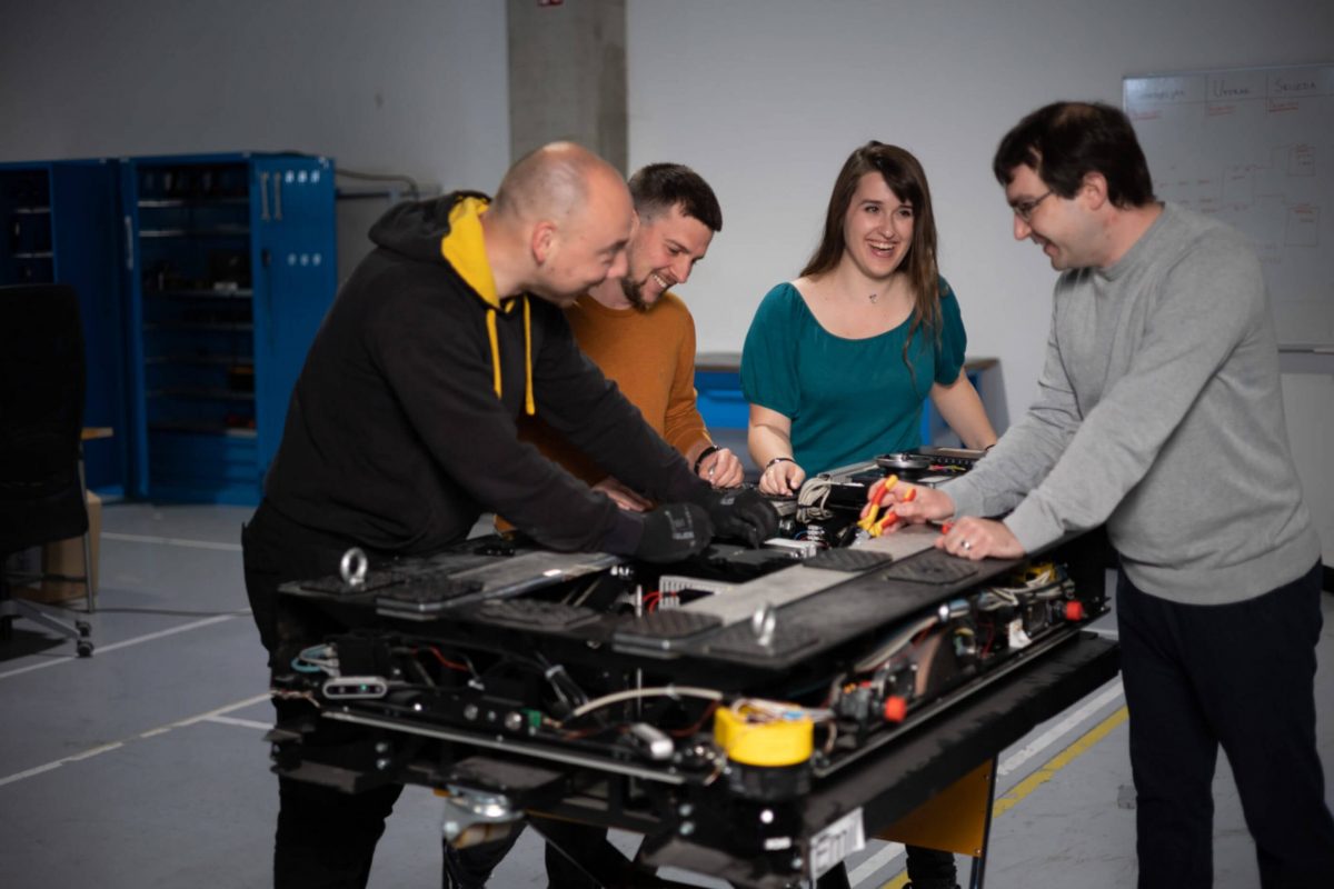 gideon-team-working-on-an-amr