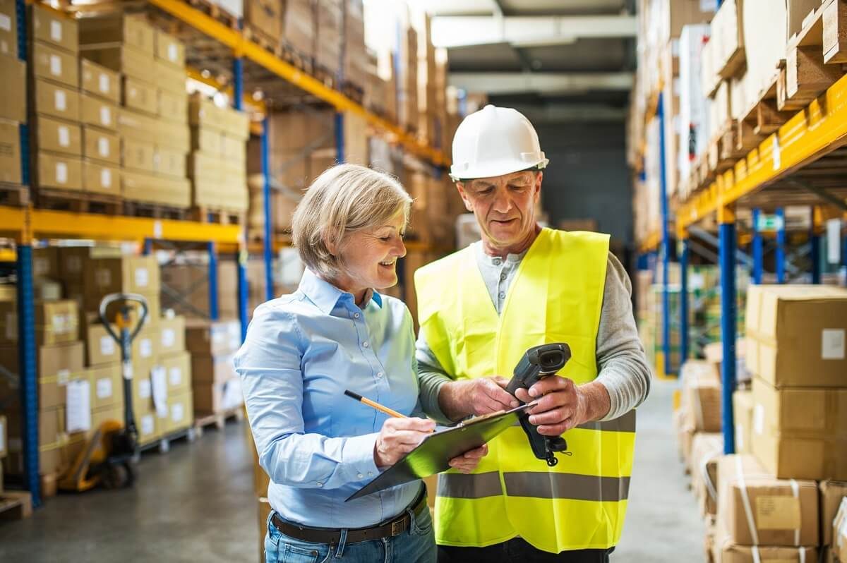 people-working-in-a-distribution-center