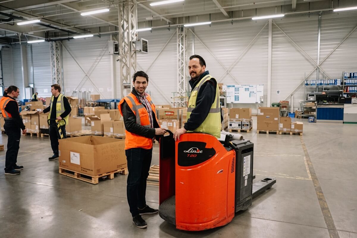six-reasons-behind-the-logistics-robot-boom-2