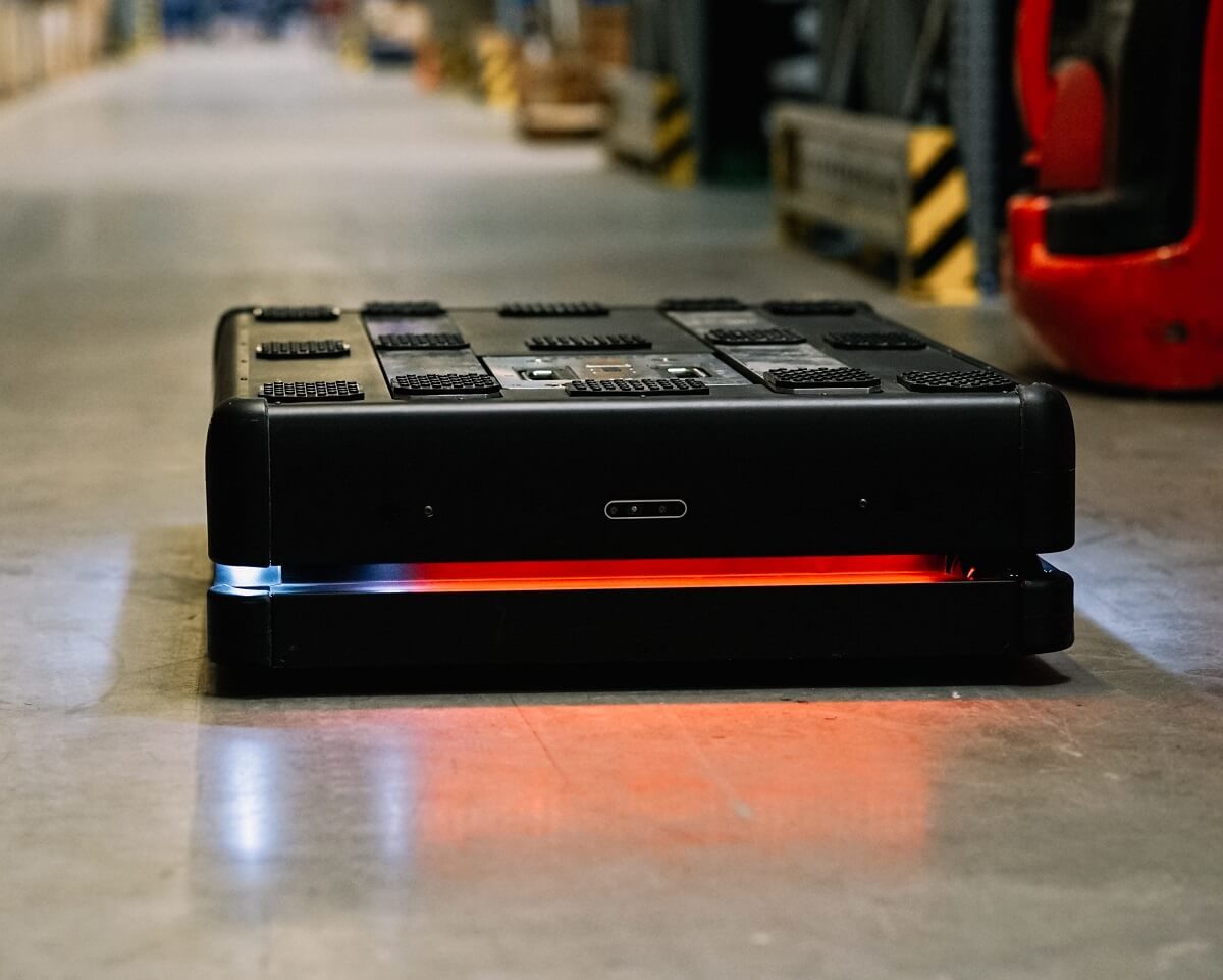 six-reasons-behind-the-logistics-robot-boom-3