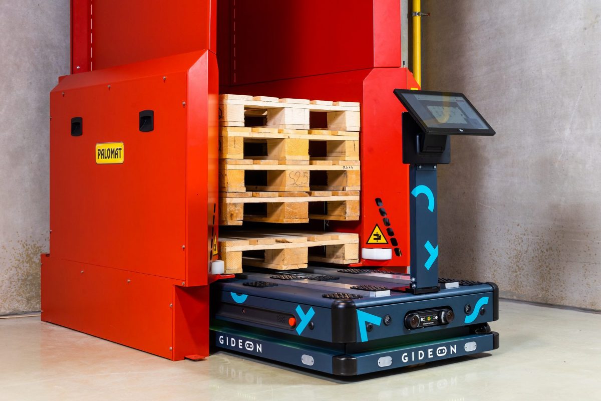casey-and-pallet-dispenser